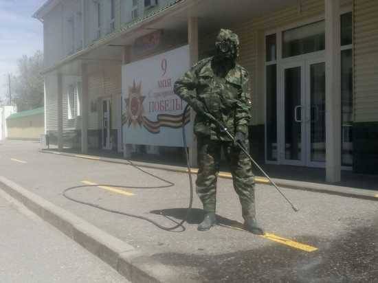 В Волгограде военные провели дезинфекцию на нефтеперерабатывающем предприятии
