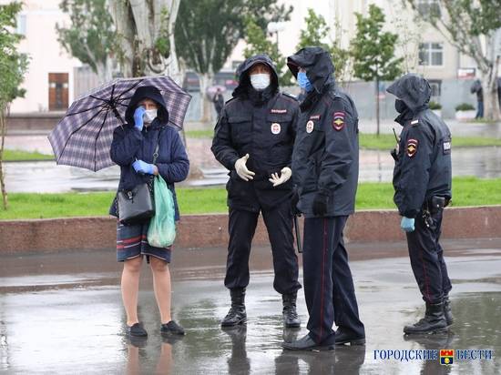В центре Волгограда администратор магазина скрылся от патруля в подсобке