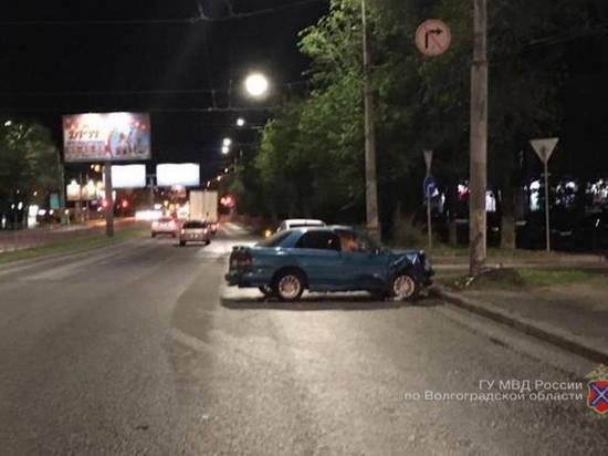 В Волгограде иномарка влетела в столб из-за выскочившего на дорогу пешехода