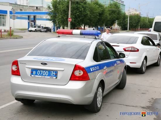 В центре Волгограда иномарка вылетела на тротуар и снесла киоск с квасом