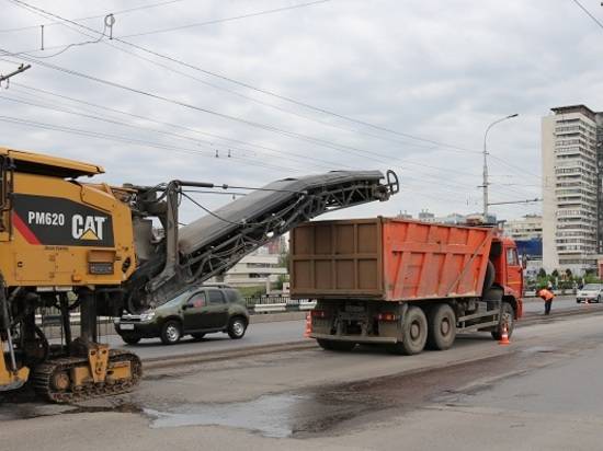 На Астраханском мосту демонтировали старое дорожное покрытие