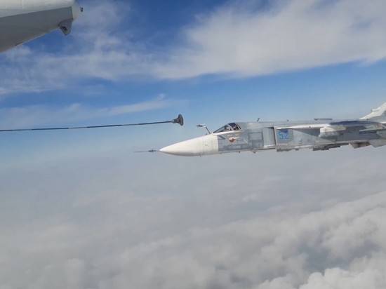 Экипажи Су-24М выполнили дозаправку в небе над Волгоградской областью