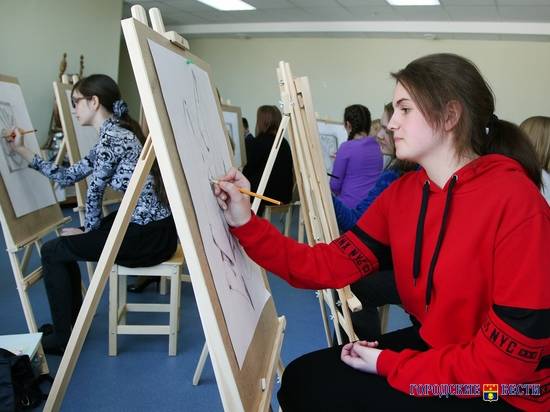 Юные архитекторы сдают выпускной экзамен в волгоградской художественной школе №1