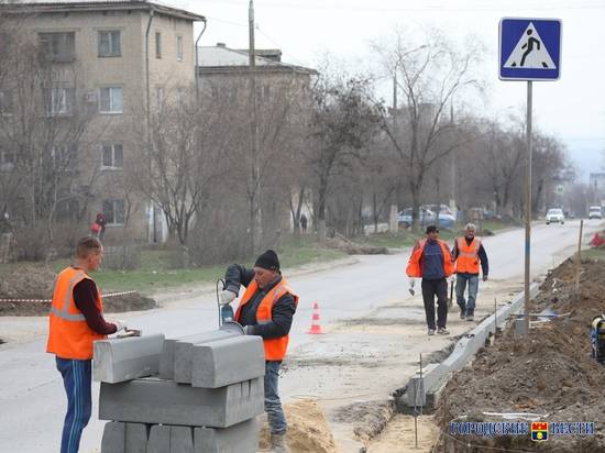 На двух улицах Волгограда началось восстановление проезжей части