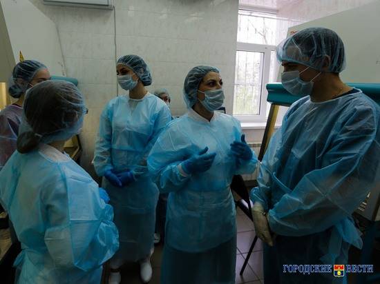 В Волгоградском регионе 43 пациента с коронавирусом лежат в реанимации