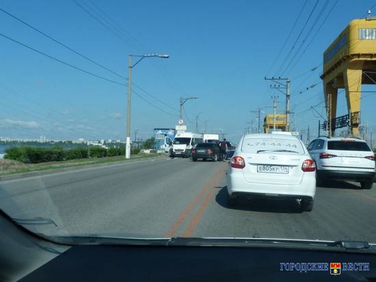 На въезде в Волгоград лихач вовлек в ДТП пассажирскую маршрутку
