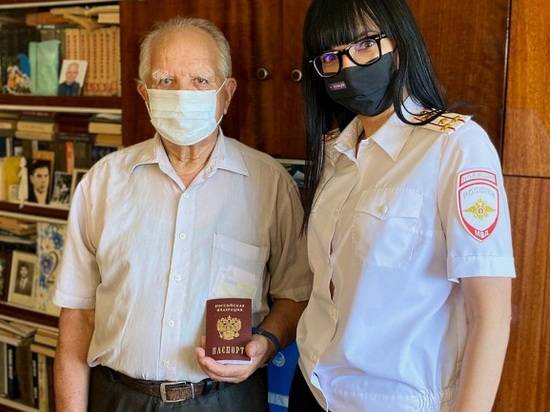 Накануне Дня России полицейские вручили ветерану труда паспорт гражданина РФ