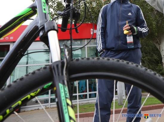В Волгоградской области пьяный велосипедист угодил под колеса иномарки