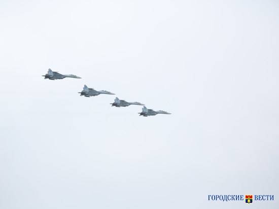 Боевая авиация провела тренировку к параду Победы в Волгограде