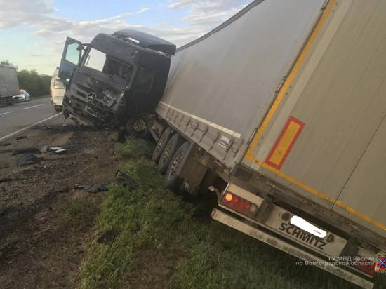На трассе «Волгоград - К. Шахтинский» «Тойота Камри» столкнулась с фурой: водитель погиб