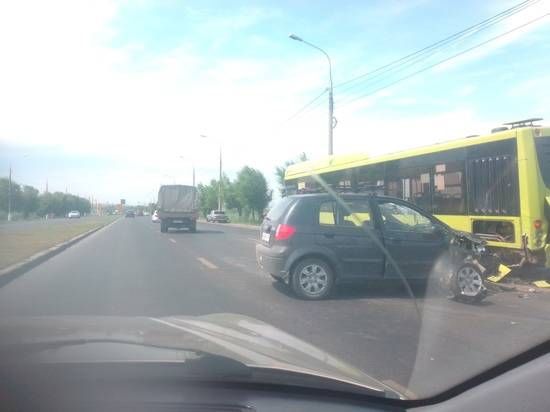 На юге Волгограда иномарка протаранила автобус