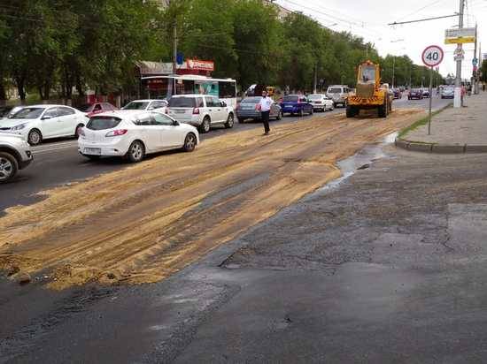 В Волгограде разлившееся на дороге масло оперативно засыпали песком