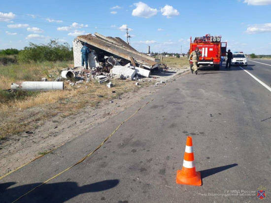 Под Волгоградом иномарка влетела в остановку