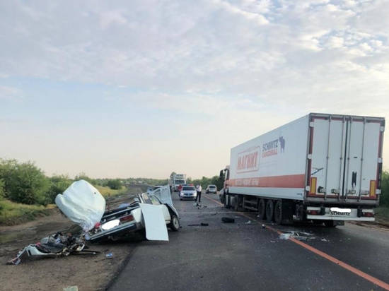 Под Волгоградом при столкновении с грузовиком погиб водитель легковушки