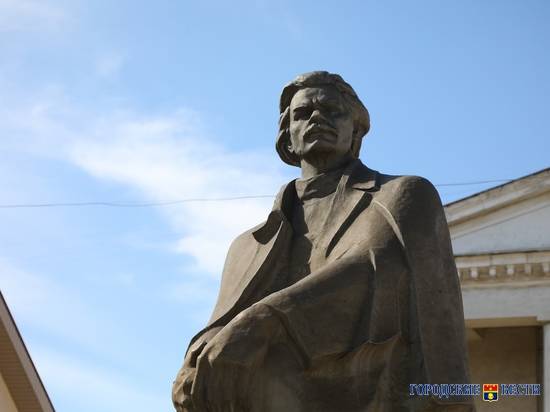 В Волгограде в Тракторозаводском районе брусчаткой выложили две аллеи