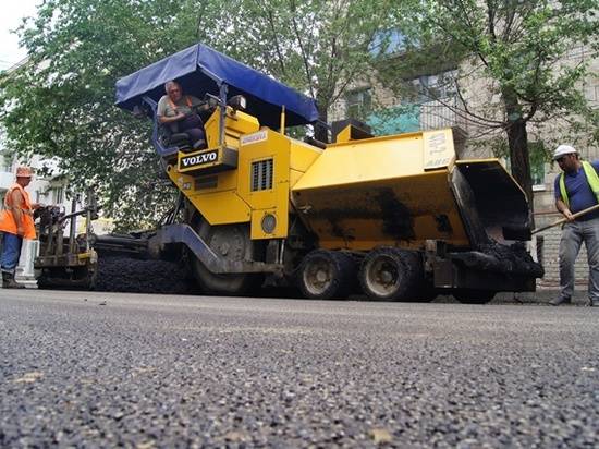 На дороге по бульвару Энгельса в Волгограде уложили асфальт