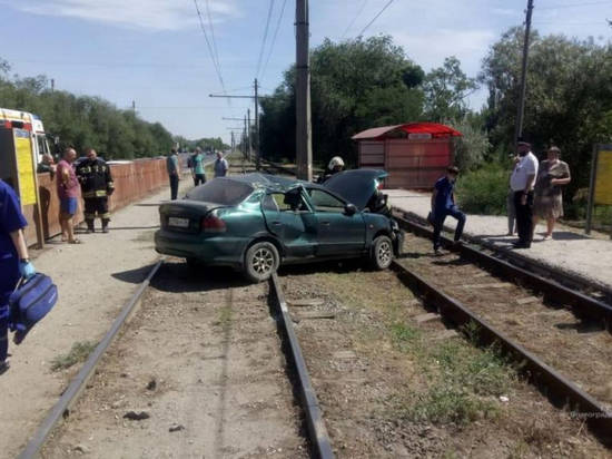 Водитель без прав в Волжском вылетел на трамвайные пути и погиб