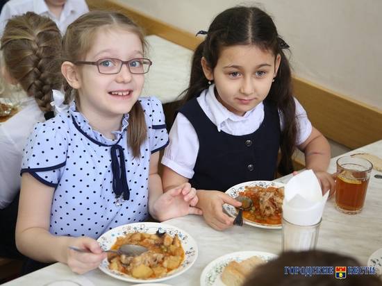 Учеников 1-4 классов волгоградских школ обеспечат бесплатным питанием