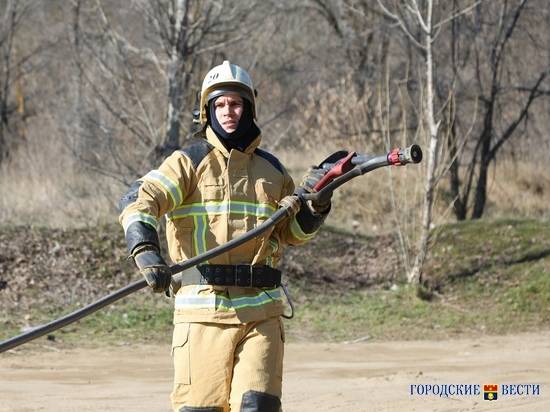 В Красноармейском районе Волгограда загорелись 2 емкости с нефтепродуктами