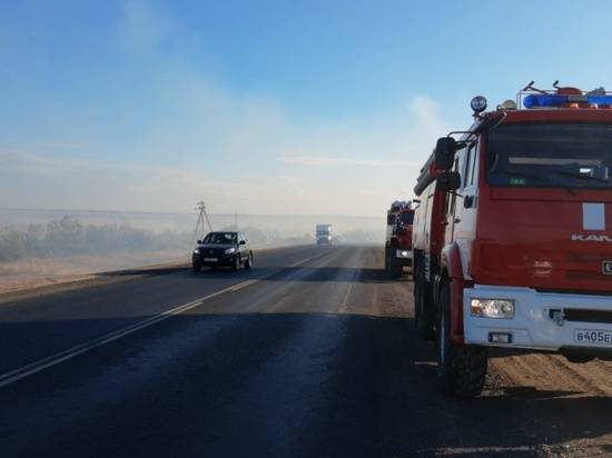 Волгоградские спасатели справились со степным пожаром, перекрывшим движение по трассе