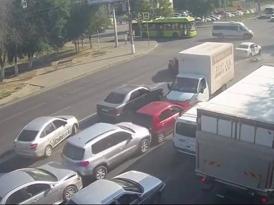 В Волгограде «газель» с дынями протаранила шесть машин на оживлённой дороге