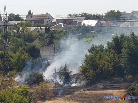 В Волгограде пожарные тушат траву у ТРК "Мармелад"