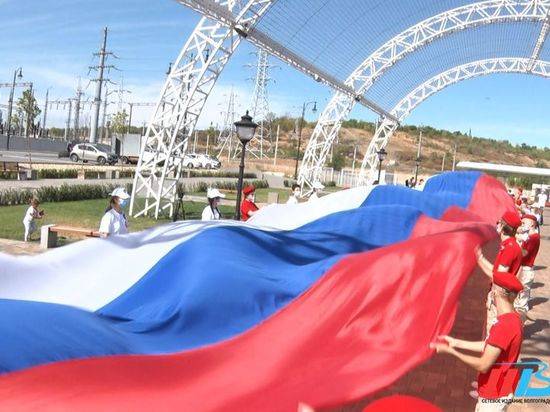 В День госфлага РФ Волгоград украсил 100-метровый триколор