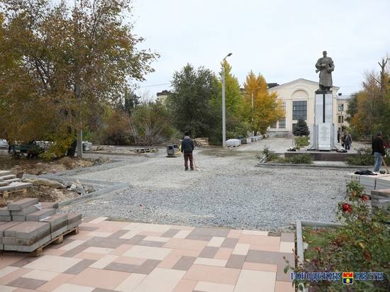 По свежей краске: в Волгограде вандалы уродуют парк Гагарина, в котором ещё идёт реконструкция