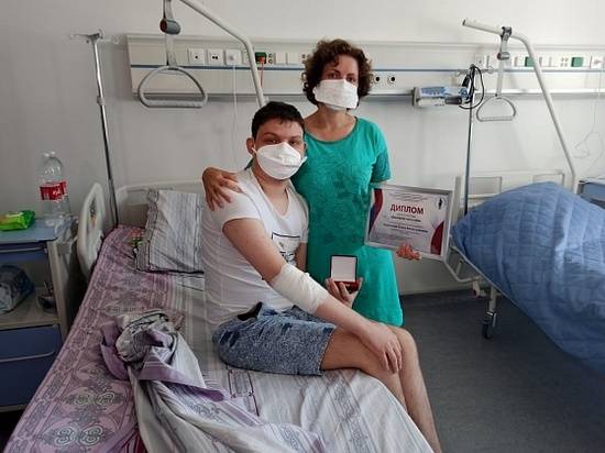 Волгоградские врачи пересадили парню почку его матери