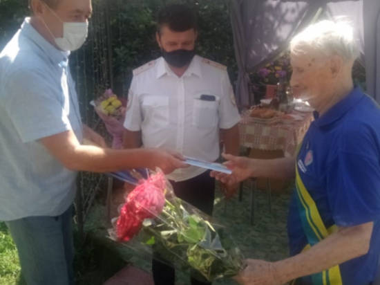 Полицейские поздравили в Волжском с 96-летием ветерана  Николая Королева