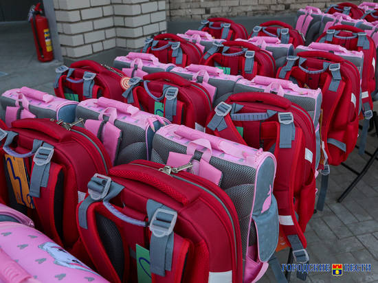 «Красный Октябрь» в Волгограде подарил первоклашкам рюкзаки