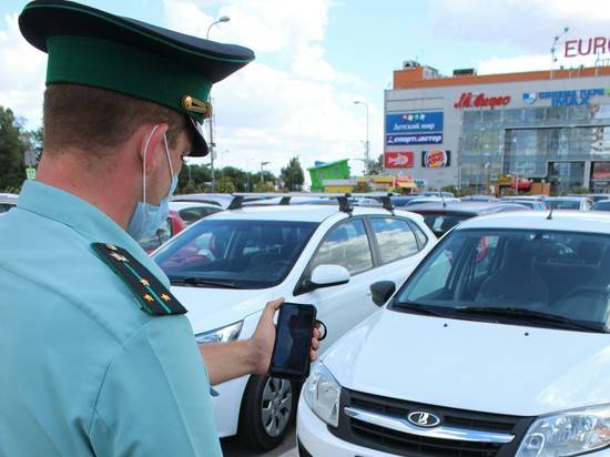 В Волгограде должник рискнул припарковать машину у здания приставов и стал пешеходом