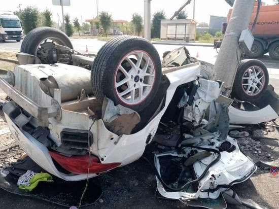 Водитель иномарки погиб, врезавшись в столб в Волгоградской области