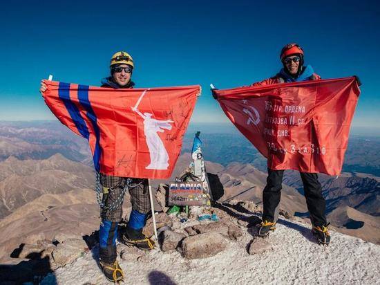 Волгоградец поднял «Знамя Победы» на вершине Эльбруса