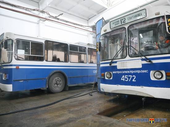 В Волгограде 50-летнюю кондуктора троллейбуса избили за требование надеть маску