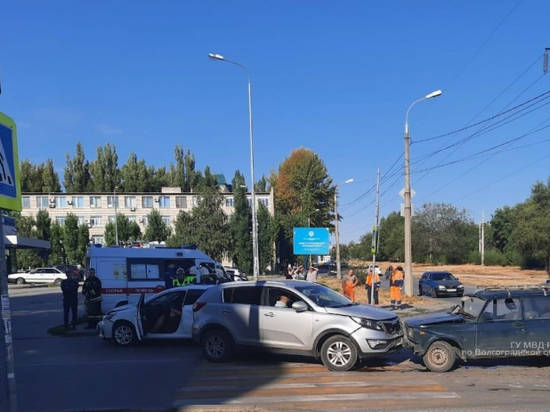 Неуступчивый водитель в Дзержинском районе Волгограда устроил массовое ДТП