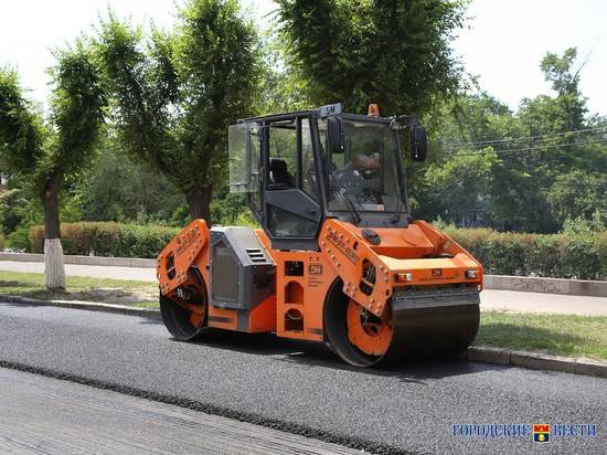 Дорожники завершили укладку выравнивающего слоя асфальта на улице Землянского