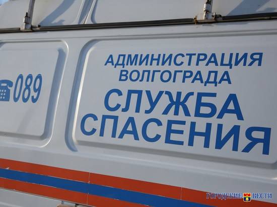 На юге Волгограда спасатели сняли мужчину со сплит-системы