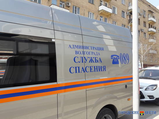 В Волгограде после столкновения двух грузовиков в одной из машин зажало женщину