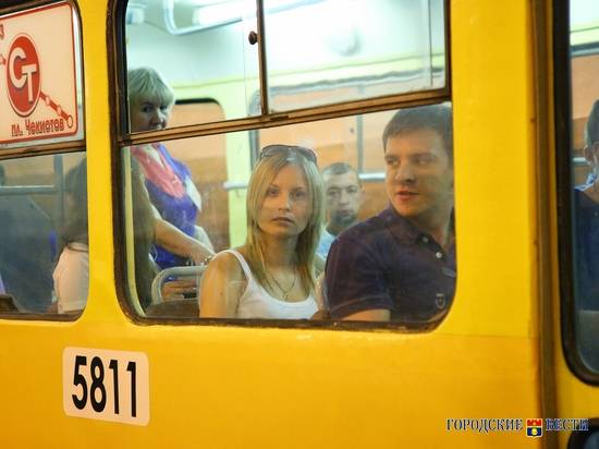 Наушники до добра не доводят: в Волгограде парень с музыкой в ушах врезался в трамвай