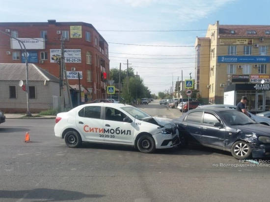 Пассажирка такси пострадала в ДТП в центре Волгограда