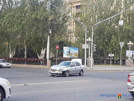 В Волгограде с утра вновь авария на перекрестке, где снизили скорость