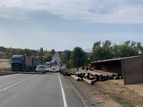 На дороге в Волгоградской области две легковушки завалило трубами