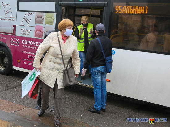 Легковушка подрезала автобус № 95 в Волгограде