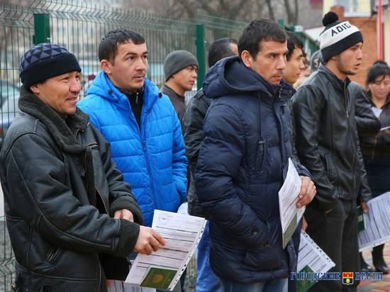 Узбекские мигранты ждут на вокзале в городе Волжском очередного поезда