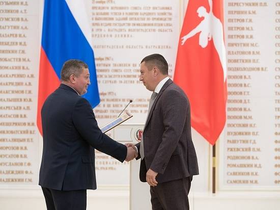 Андрей Бочаров наградил лидеров АПК