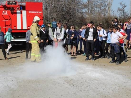 В Волгоградской области школьников учат пользоваться огнетушителями