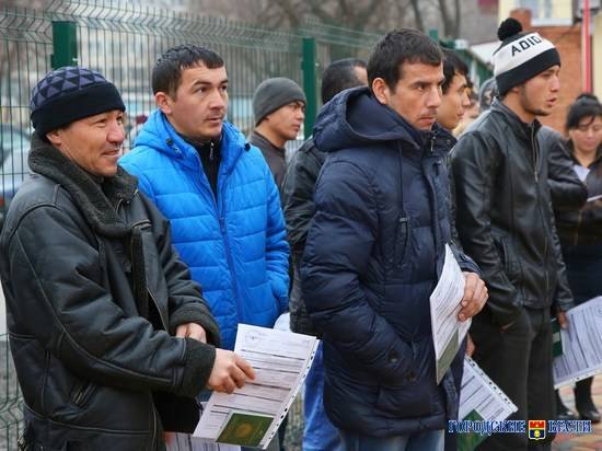 Восемь поездов вывезут мигрантов из Волжского в Ташкент