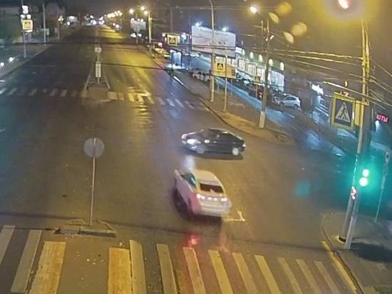 В центре Волгограда пьяный водитель устроил ДТП на перекрестке