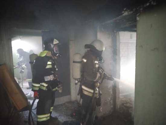 В центре Волгограда неосторожный курильщик устроил пожар и едва не погиб в огне